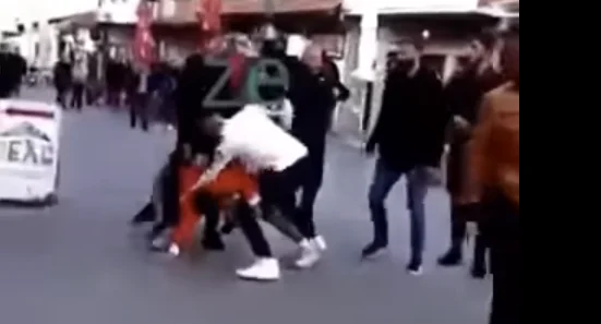 Some young people beat themselves up in Mitrovica square, scatter fists (Video)