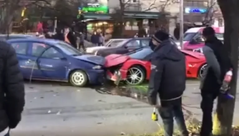 Un viejo coche hace nuevo Ferrari