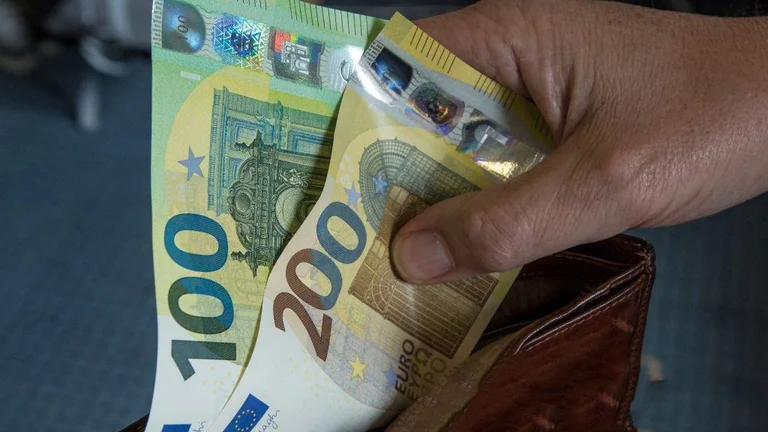 De 300 euros para aquellos que perdieron su empleo, y su reembolso, fueron 4 administraciones PDK