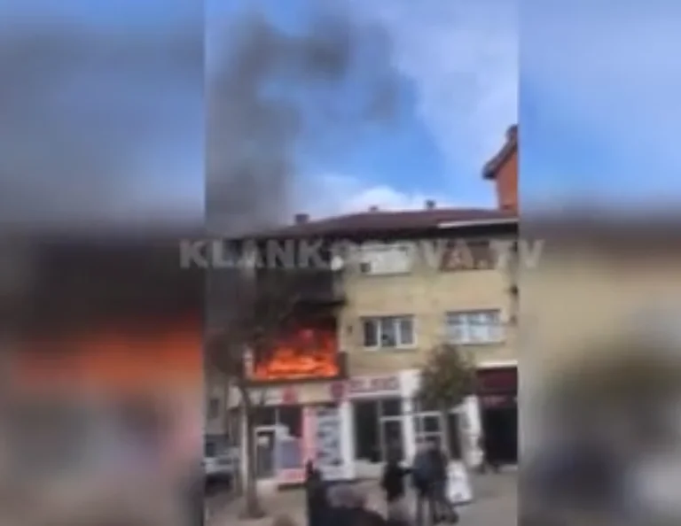 Bomberos rescatar a la familia del apartamento en llamas en Vushtrri