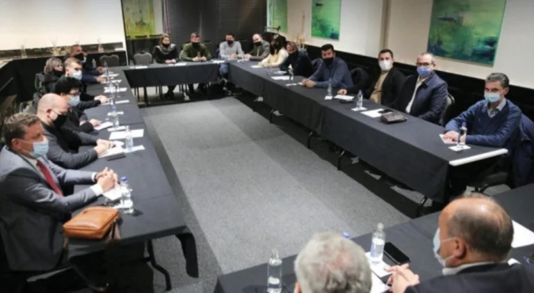 Raisons Hoxhaj devant les structures du PDK: Nous sommes l'opposition du gouvernement, mais pas les citoyens