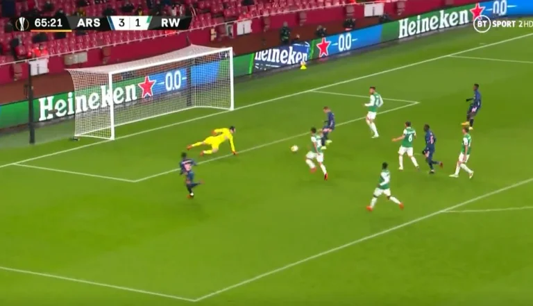 Arsenal no para el Rápido de Viena, marca el cuarto