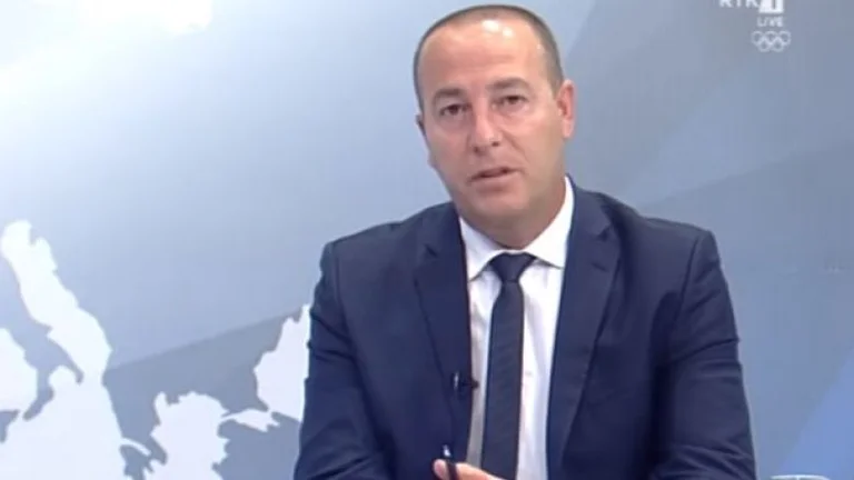 Moderator von RTK sagt vor Molliqaj: “Machen Sie mich schießen Zeichen während Sie bei VV”