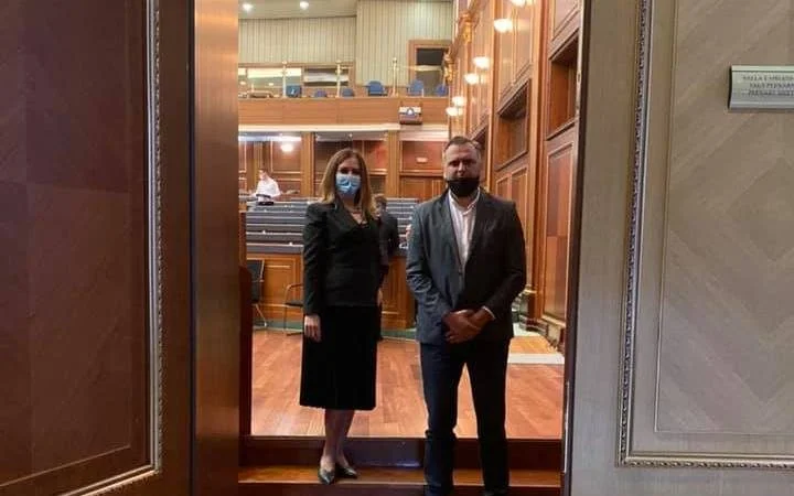 ¿Quiénes son los diputados de Vetevendosje vigilando en la puerta de la casa?