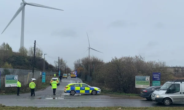 Grande explosion dans un entrepôt en Angleterre, certains blessés
