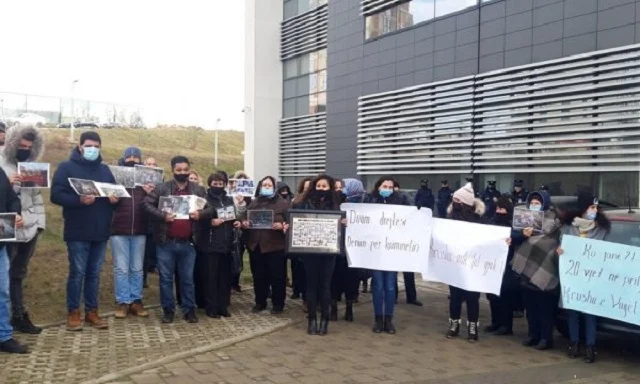 Krushas Bewohner protestieren vor dem Gericht, der serbischer Satz zu Darko Tasic schnitt