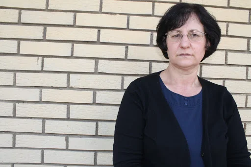 Të mbijetuarës së masakrës së Suharekës ia vjedhin çantën në hyrje të QKUK-së