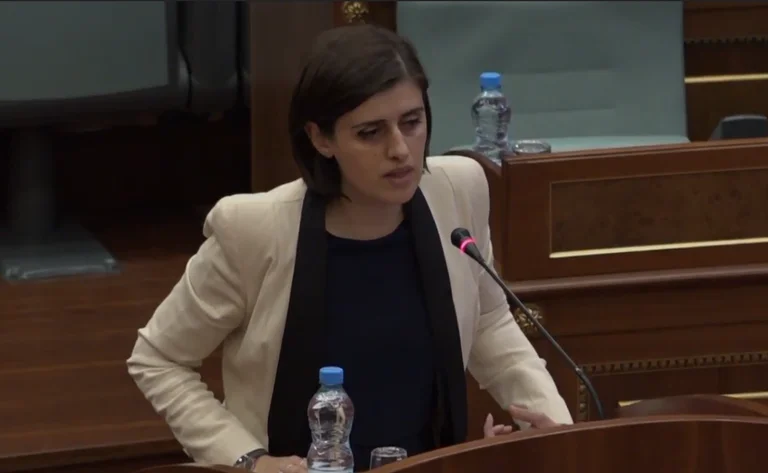 Saranda Bogujevci attaque Driton Selmanaj pour sa présence au Parlement
