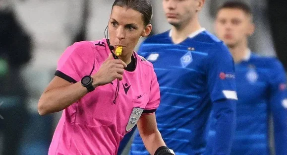 Stephanie Frappart diventa la prima donna a arbitrare in Champions League