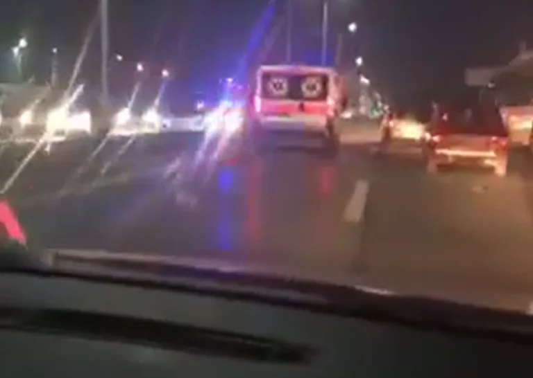 Un auto rotola davanti agli uffici AKI