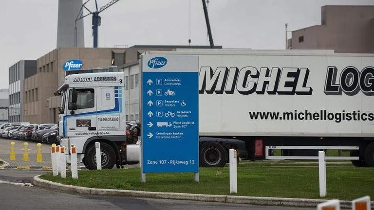 Los primeros camiones con vacunas Pfizer se dirigen hacia Gran Bretaña