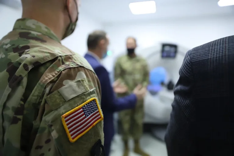 US par le commandement militaire aide l'hôpital général de Gjakova