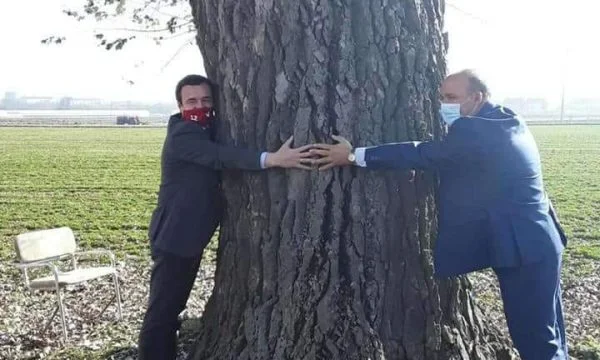 Lisa ha un nome: parla il villaggio di quercia abbracciato da Albin Kurti e Speed Bulqi