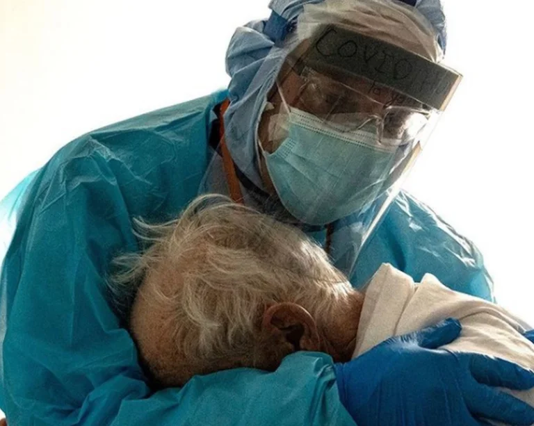 La imagen de este médico abrazando al paciente con Ovidius se hizo viral y merece atención