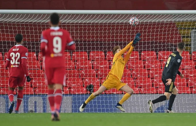 Liverpool bat Ajaxin é passe au stade de l'élimination directe
