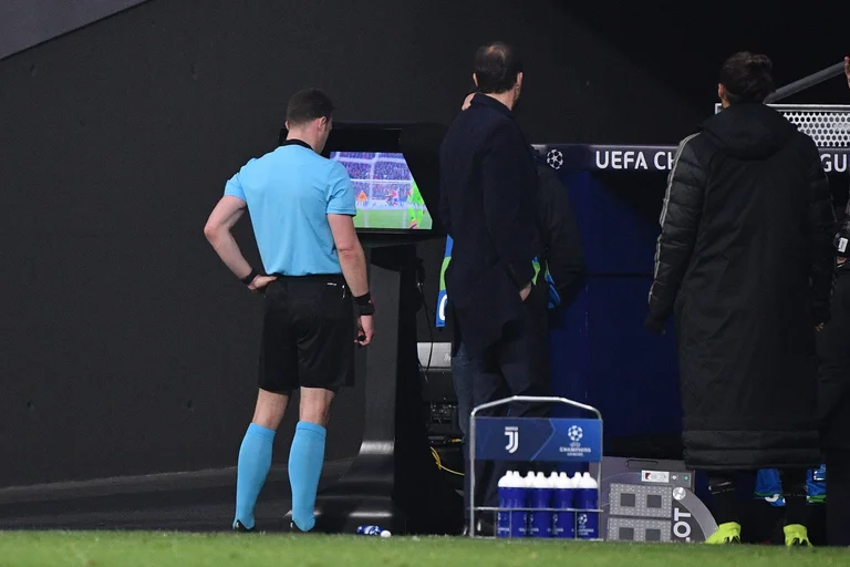 U n EFA confirma cambio clave hecho VAR para el partido de Sevilla-Chelsea