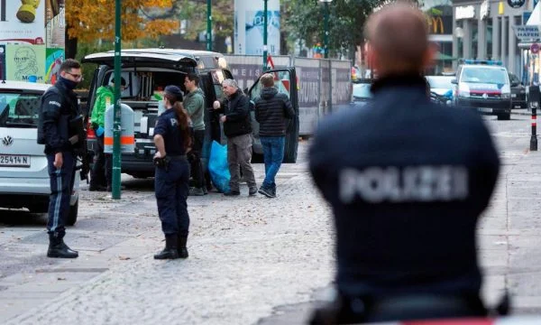 Austria shuts down winter tourism and places quarantines for those returning from abroad