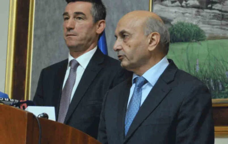 ¿Ha habido una invitación en los últimos días de Isa Musatafa para que el PDK se una al gobierno? Acerca de Hoxhaj