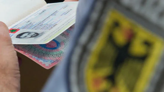 36 anni manipola la registrazione dei veicoli da importare dalla Francia al Kosovo