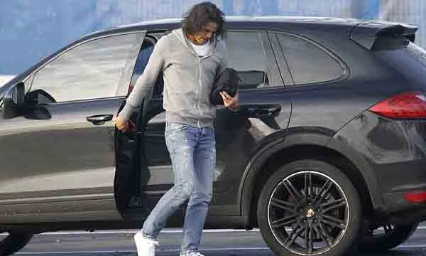 Unitedi coach si lamenta di come Cavani parcheggi auto