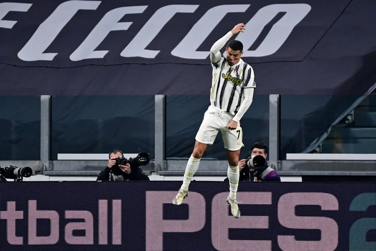 Cristiano Ronaldo riceve il premio che viene vinto solo una volta nella vita