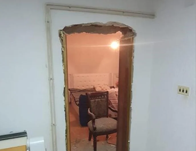 Hanno rotto la porta e trovato i capelli nodi come segno di magia: Hodge Gashi punisce