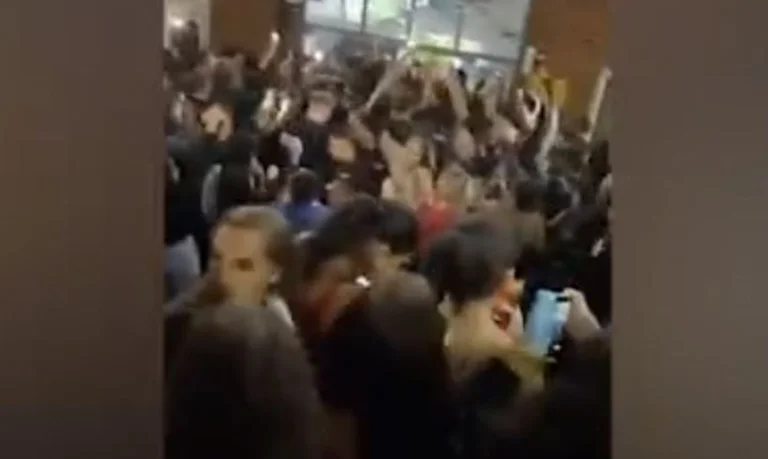 Rencontrer 200 étudiants de vacances, la police interrompre leur réunion