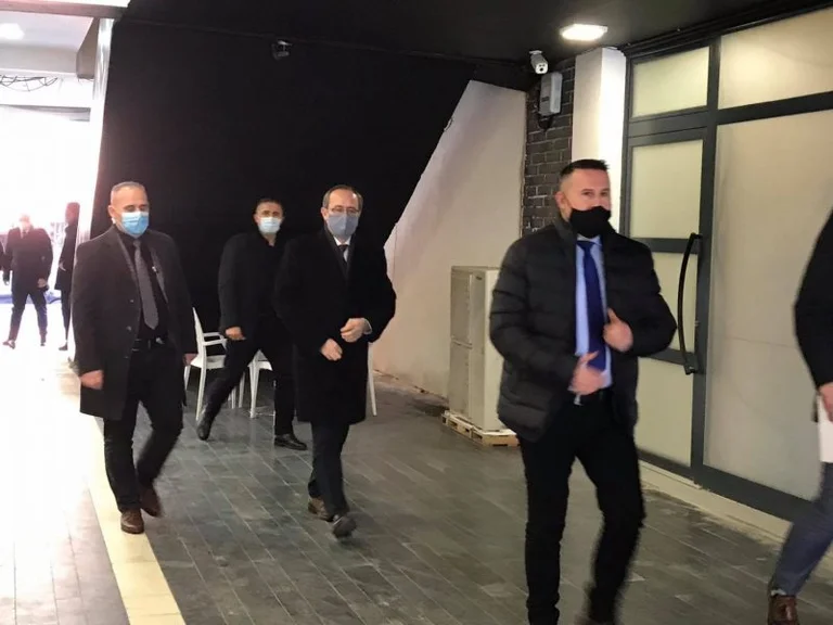 Der LDK trifft dringend auf: Gehen Sie zum Hauptquartier und den Premierminister