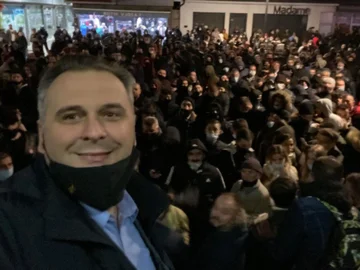 Profils du député Bajcinovci photo regardant une violation radicale des mesures anti-Covid
