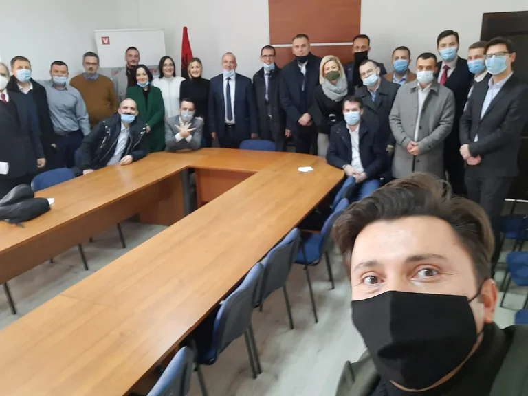 VV feiert auch im Parlament nach dem Sieg bei Podujevo