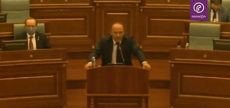 L'homme gras prend sa décision à l'Assemblée : parler à Arba Abrash, LDK
