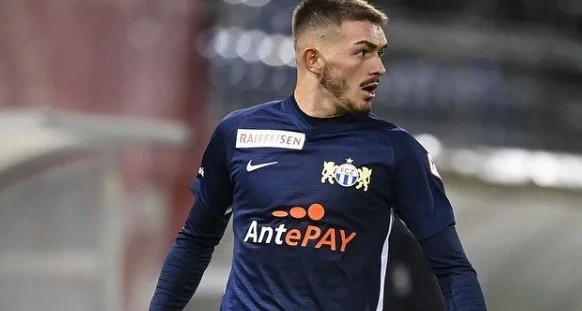 Giocatore di calcio albanese che gioca per FC Zurigo mostra se scegliere il Kosovo Nazionale