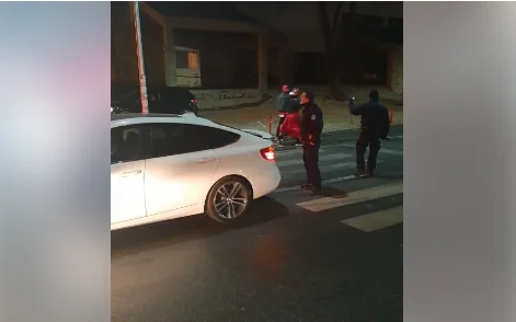 La partie VV à Llap se poursuit après 22 heures, la police intervient.