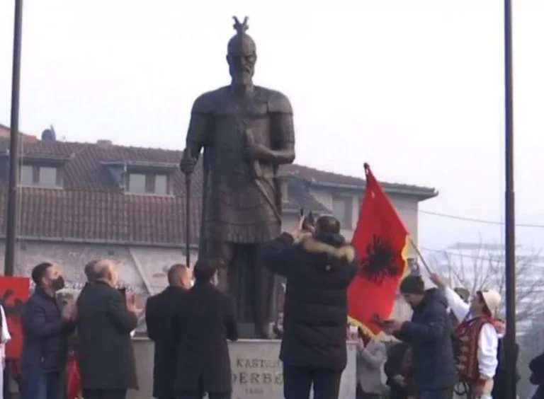 Was Skenderbeu Bildhauer in Prizren sagt