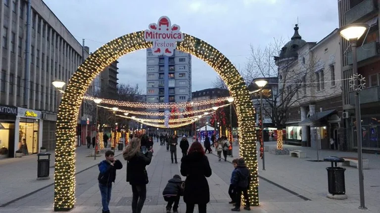 Ändern Sie den Geist von Agim Bahtiri: Mitrovica mit Geschäftsgeld verziert