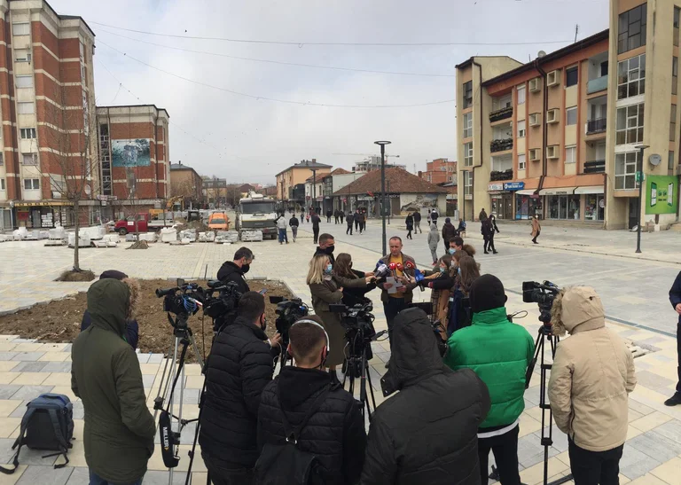 PDK à Podujevo: LDK et LVV font pression sur les électeurs forts pendant le processus de vote, même les voitures officielles sont exploitées