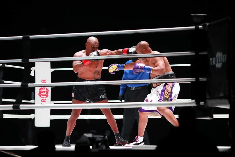 Details of confronting Mike Tyson and Roy Jones gave more fists?