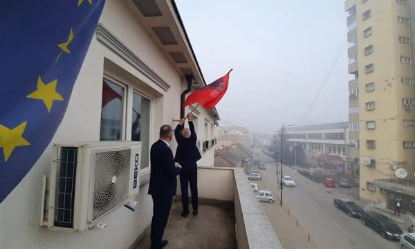 Malgré les arrêts de la Serbie, le drapeau national agité dans la vallée