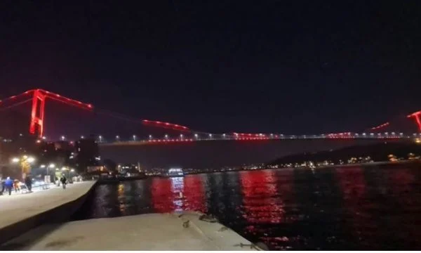 Anche il Ponte del Bosforo a Istanbul con colori rossi e neri