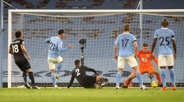 Man City Towers, zerstören Burnley und halten Sie auf dem Brett