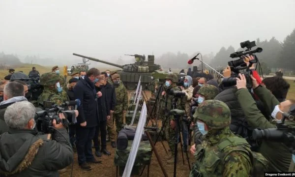 Les lobbies de Serbie, à quelques mètres du Kosovo, présentent des chars que la Russie lui a donnés