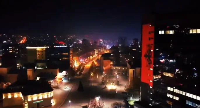 On dirait que le gouvernement est couvert de drapeaux rouges et noirs.