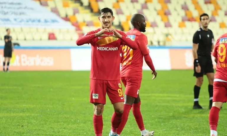 Topall habla después de que anotó gol en Turquía, dice a quién dedicó