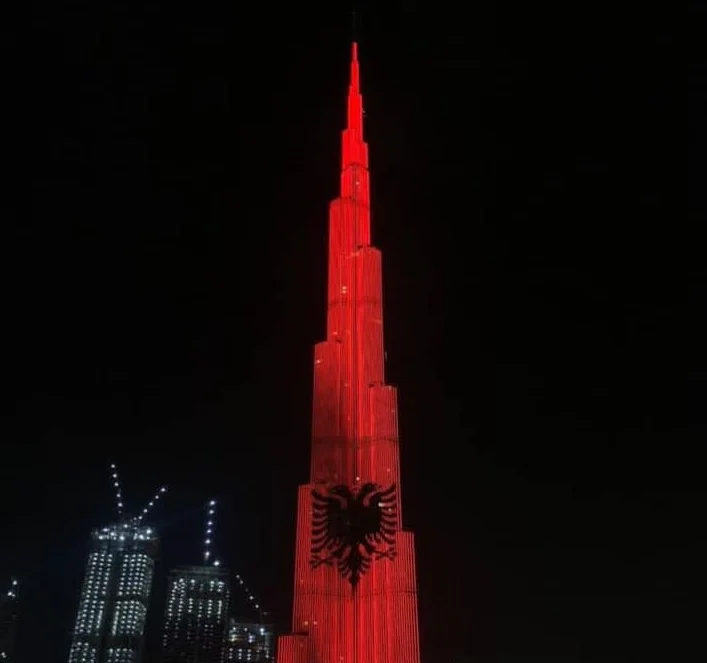 El edificio más alto del mundo está vestido de rojo en honor del 28 de noviembre