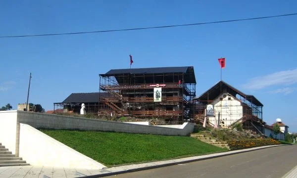 Homazhe a Prekaz, Jashar e Ladrovci si uniscono a Halil Kastrati e Haxhi Krasniqi