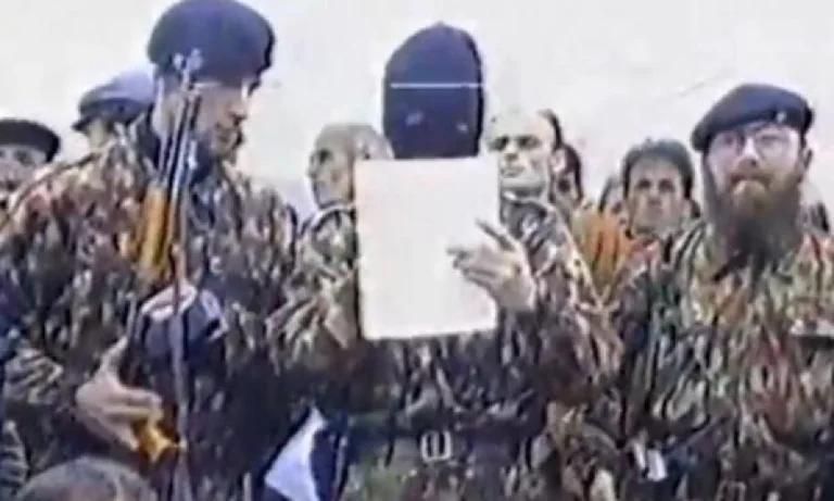 V IDEO desde el momento histórico: Primera aparición del Ejército de Liberación de Kosovo