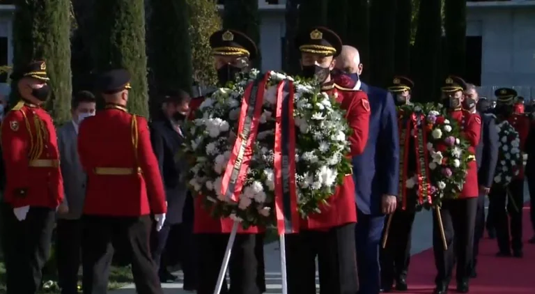 La cérémonie de levée du drapeau à Vlora