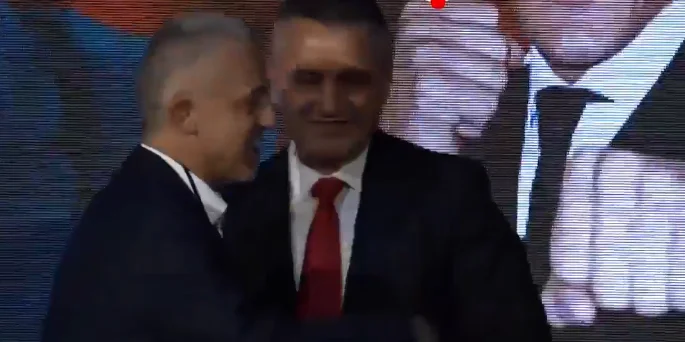 Skenderaj comparte el título <x0 ConfíaHonourary citizen wonx1 confianza para Halil Kastrati y Haxhi Krasniqi