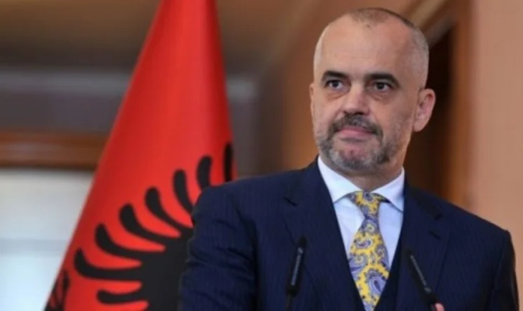 Rama si congratula con gli albanesi con l'espressione di Ismail Kemal: Lunga vita alla bandiera! Lunga vita all'Albania!