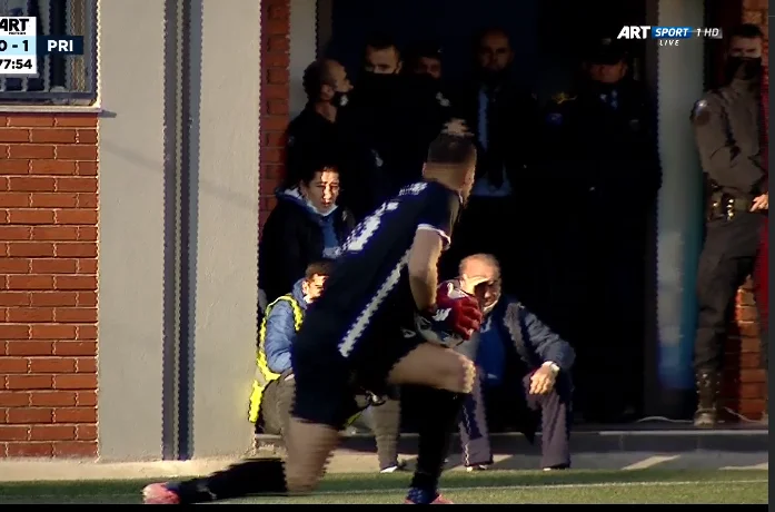 Llap permitió a los fans dentro del estadio, la decisión de FFK viene